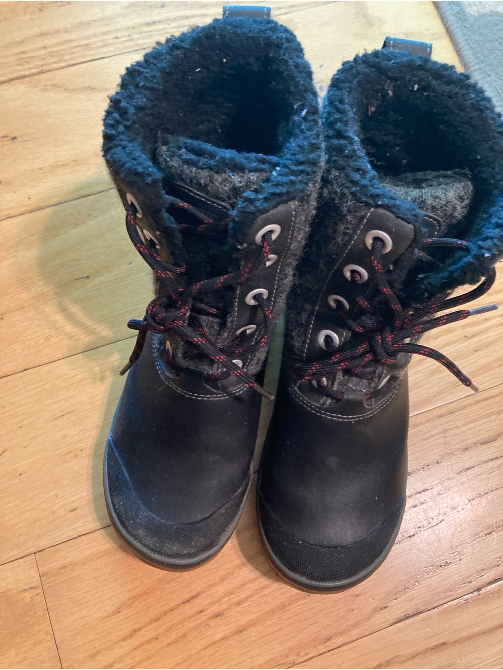 Keen womans Winter Boots tie up cute worn once size 6